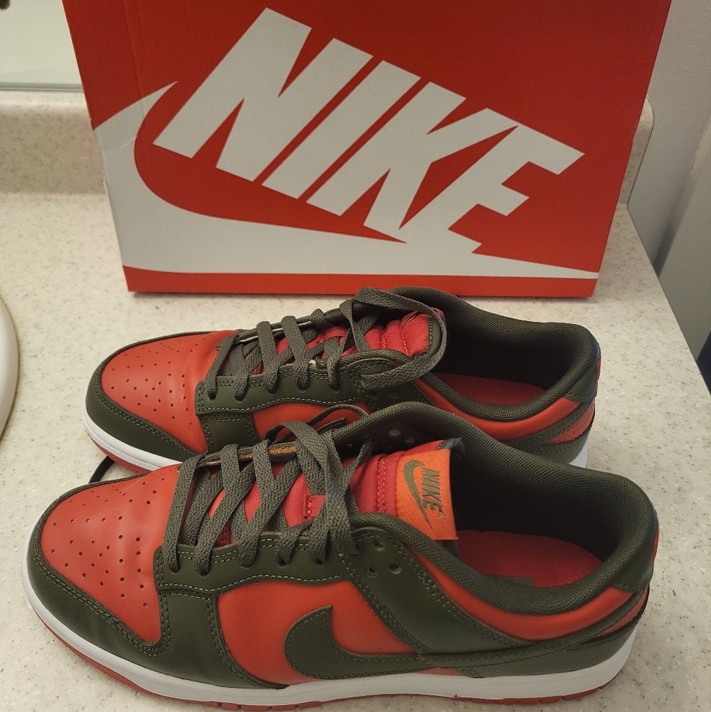 Nike Dunks size 9 red green like new